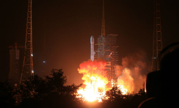 The Long March 3B rocket carrying the Chang'e-3 lunar probe blasts off from the launch pad at Xichang Satellite Launch Center, southwest China's Sichuan Province, on Monday. AP The Long March 3B rocket carrying the Chang'e-3 lunar probe blasts off from the launch pad at Xichang Satellite Launch Center, southwest China's Sichuan Province, on Monday. AP
